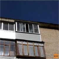 Пластиковые окна. Балкон из алюминия с установкой крыши и отделкой сайдингом